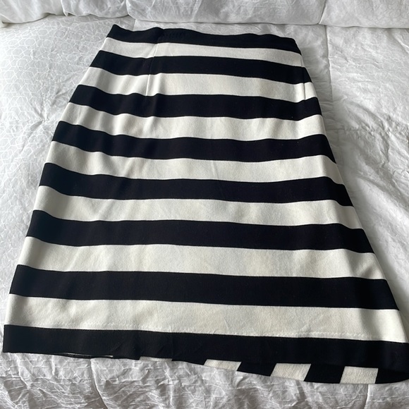 Banana republic skirt – striped in two directions - Picture 2 of 5